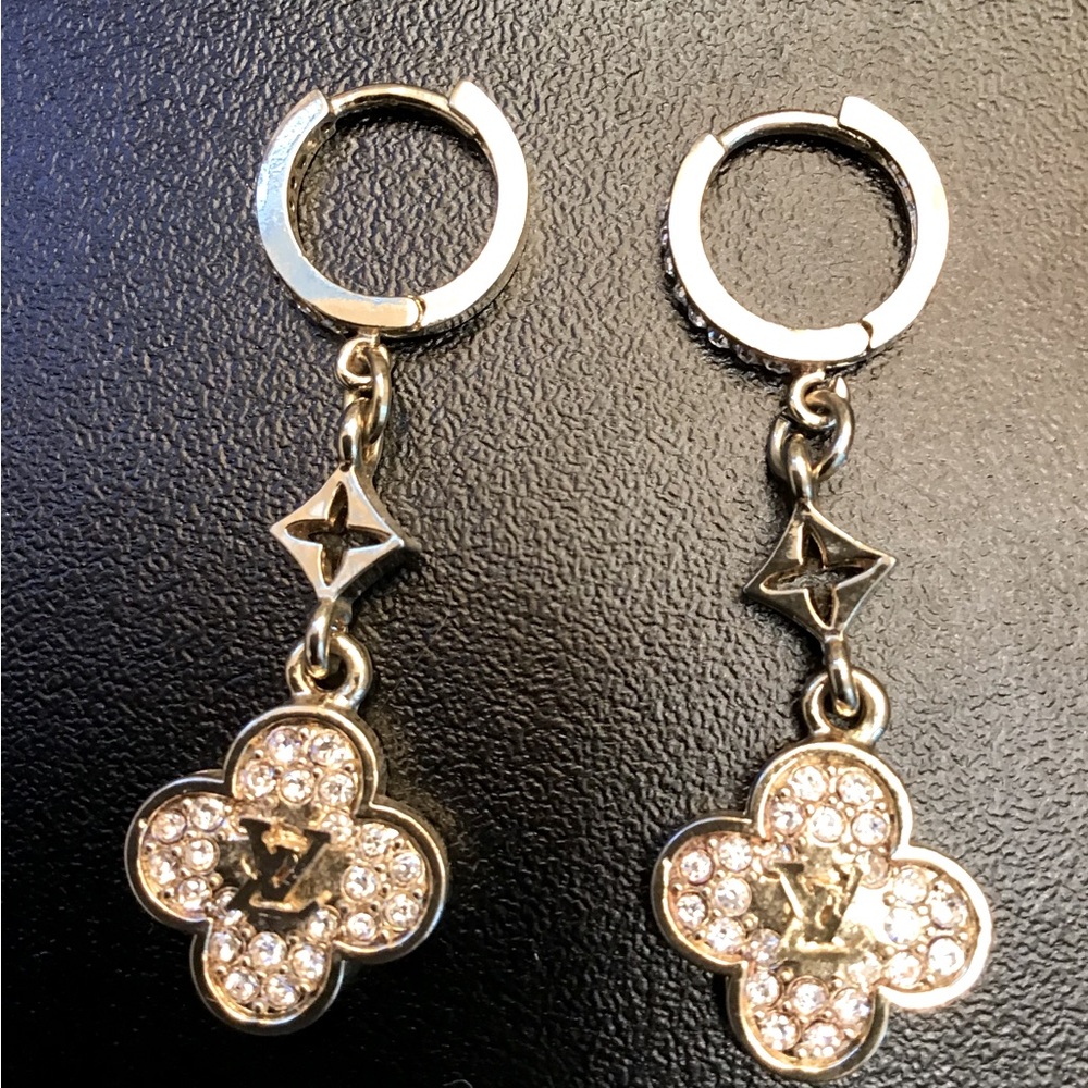 Stunning LV earrings